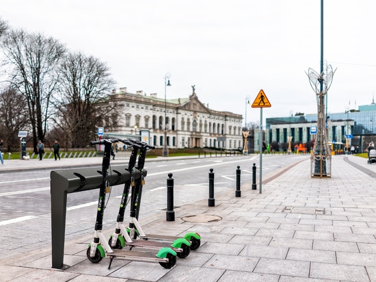 Supports cyckes et Range Trottinettes Cervic Environment: solution définitive pour le stationnement dans les espaces publics.