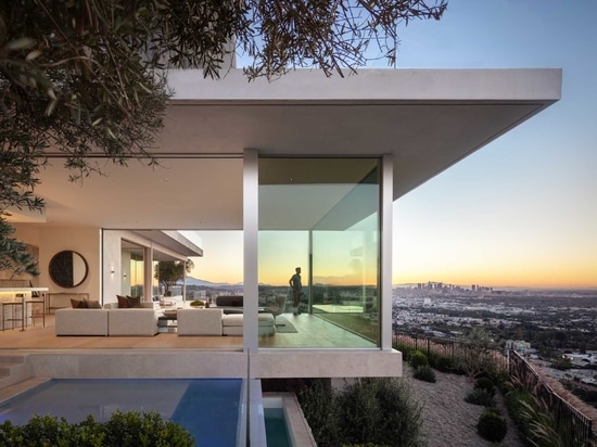 Une nouvelle maison à Los Angeles inspirée de la célèbre Stahl House, une maison moderne du milieu du siècle