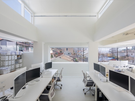 Bâtiment de bureaux Basics / Liso Architects