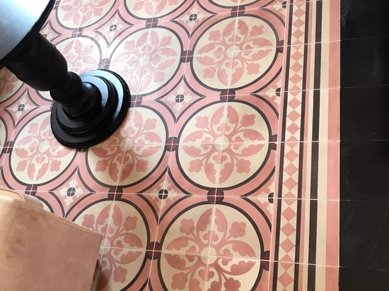 La variété des couleurs et des motifs des carreaux de ciment