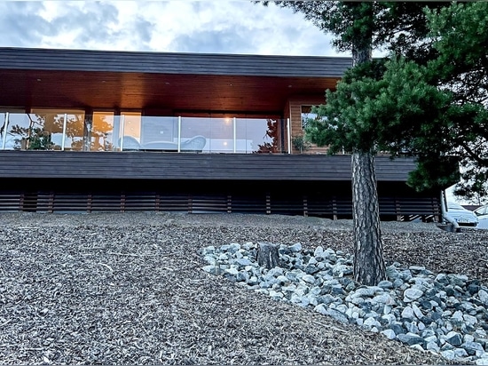 Un emplacement pittoresque a été choisi, une combinaison classique de la nature scandinave et de la construction de logements modernes.