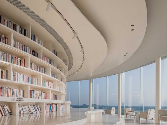 Une piscine peu profonde se trouve au sommet de cette bibliothèque moderne