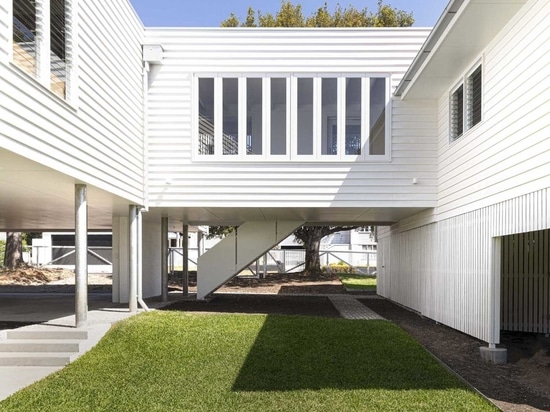 Une passerelle surélevée relie la maison d'origine à une nouvelle extension