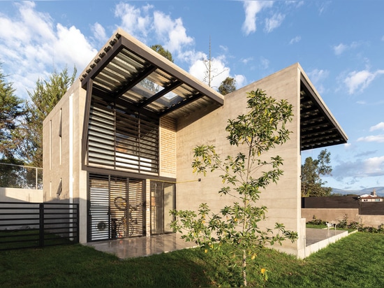 Une maison en Équateur inspirée par le béton apparent dont elle est faite