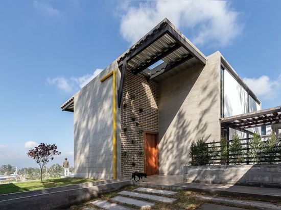 Une maison en Équateur inspirée par le béton apparent dont elle est faite