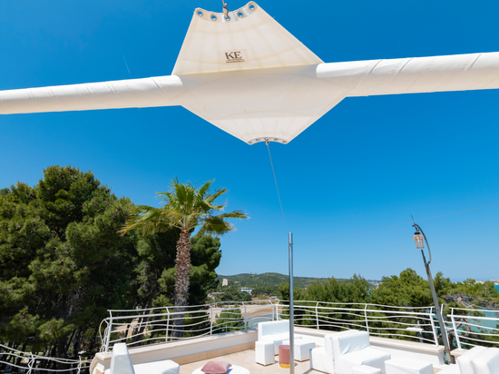 Les voiles d'ombrage KE renforcent l'interaction magique entre terre et mer sur la nouvelle terrasse panoramique sur mesure du complexe Gargano