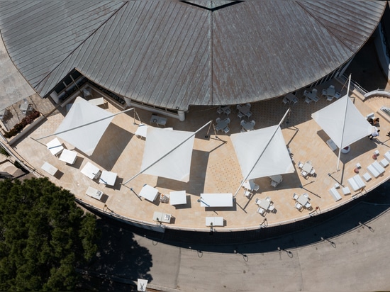 Les voiles d'ombrage KE renforcent l'interaction magique entre terre et mer sur la nouvelle terrasse panoramique sur mesure du complexe Gargano