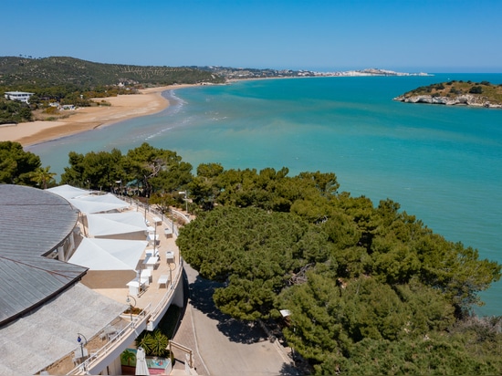 Les voiles d'ombrage KE renforcent l'interaction magique entre terre et mer sur la nouvelle terrasse panoramique sur mesure du complexe Gargano