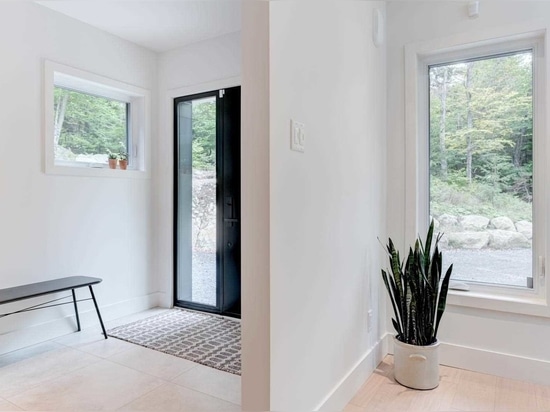 Un revêtement en bois entièrement noir crée un extérieur remarquable pour cette nouvelle maison