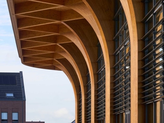 D'élégantes colonnes de bois semblables à des cathédrales soutiennent un auvent au-dessus de ce nouveau supermarché