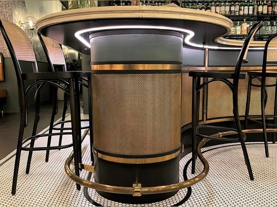 Le grillage Banker Wire S-32 en laiton a été installé comme un écran d'armoire à la Brasserie Deck à Stockholm, en Suède