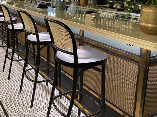 Le grillage Banker Wire S-32 en laiton a été installé comme un écran d'armoire à la Brasserie Deck à Stockholm, en Suède