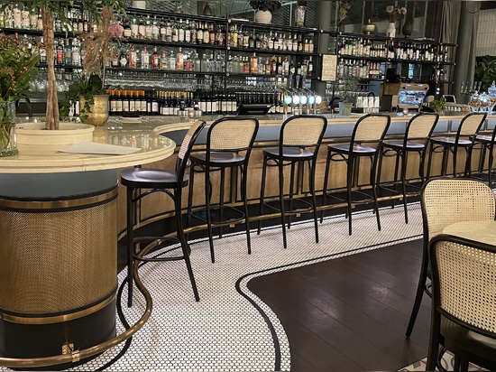 Le grillage Banker Wire S-32 en laiton a été installé comme un écran d'armoire à la Brasserie Deck à Stockholm, en Suède