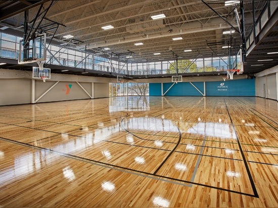 Le Woodson YMCA de Wausau, dans le Wisconsin, utilise le treillis métallique tissé SJD-2 de Banker Wire en acier inoxydable et en U-Edge comme panneaux de remplissage de garde-corps.