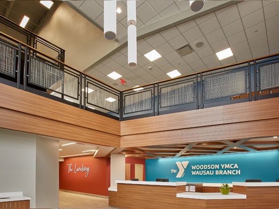 Le Woodson YMCA de Wausau, dans le Wisconsin, utilise le treillis métallique tissé SJD-2 de Banker Wire en acier inoxydable et en U-Edge comme panneaux de remplissage de garde-corps.