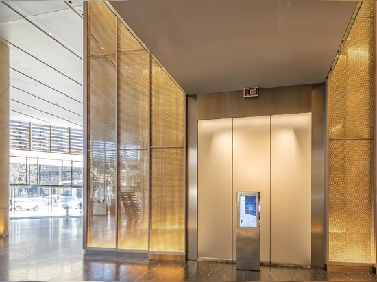 Le M22-80 de Banker Wire en acier inoxydable et laiton plaqué contre des miroirs dans le hall de la tour Frost Bank crée un bel éclat et un intérêt visuel.