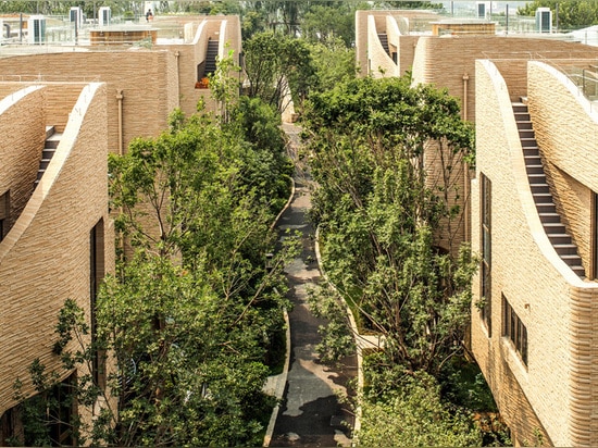 Conception d'UNStudio qu'un complexe des villas sculpturales a dispersée le long de la rive