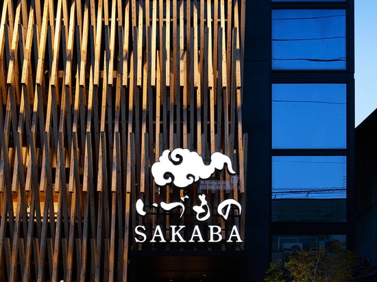 Une façade du treillage en bois couvre ce restaurant japonais