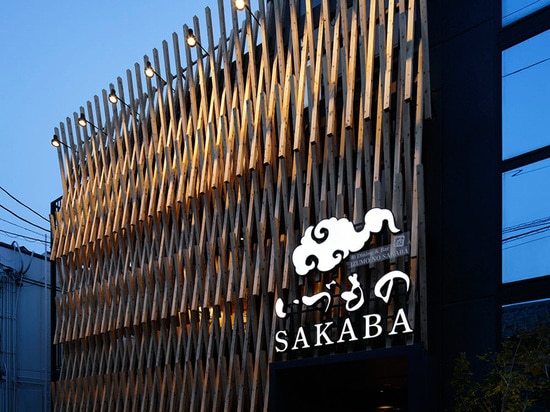 Une façade du treillage en bois couvre ce restaurant japonais