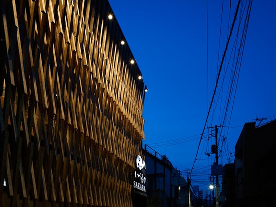 Une façade du treillage en bois couvre ce restaurant japonais