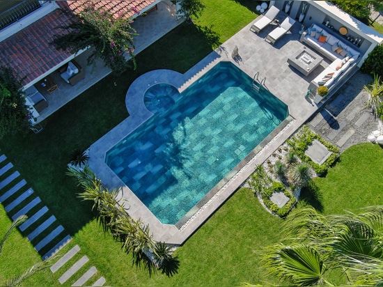 PROJET DE GROUPE DE SIÈGES DE PISCINE EN PORCELAINE