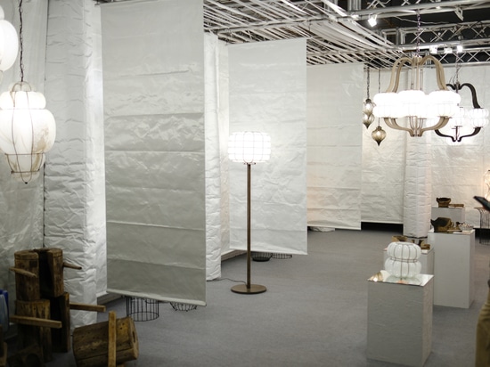 SIRU surprend à Euroluce 2025 avec un espace textile audacieux et sensoriel