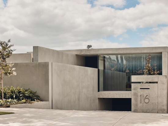 FGR Architects cache une maison de Melbourne derrière de hauts murs en béton