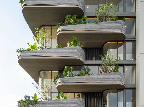L'éclairage est utilisé pour mettre en valeur les balcons arrondis de ce bâtiment