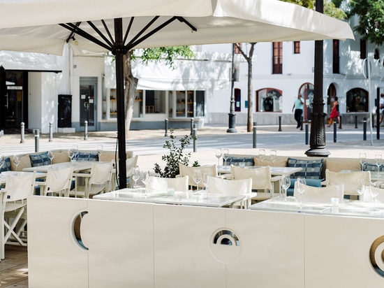 Terrasse de restaurant méditerranéen by Azur Confort. Photo : ©Ana Lui Photography