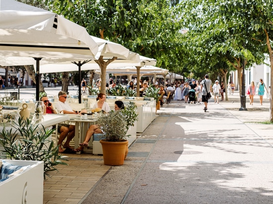 Terrasse de restaurant méditerranéen by Azur Confort. Photo : ©Ana Lui Photography