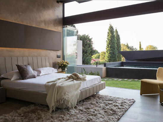 la chambre à coucher s'ouvre dehors vers la piscine