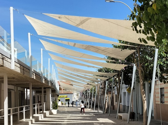 Ombre avec des voiles de bateau