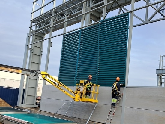 Installation de grilles pour la ventilation de l'entreprise sidérurgique