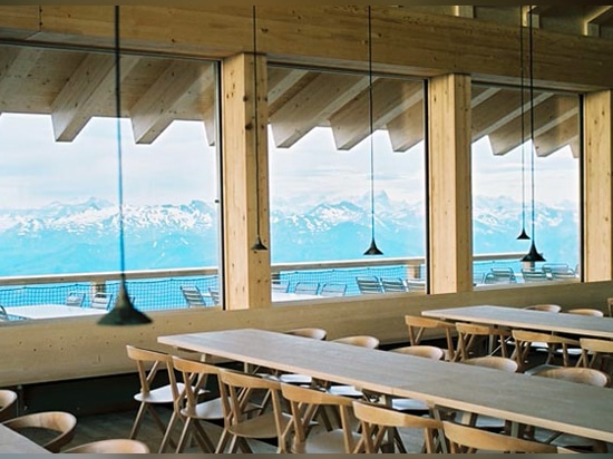 la chaise du B des grcic de Konstantin fournit le herzog et le restaurant suisse de sommet de montagne de de meuron's