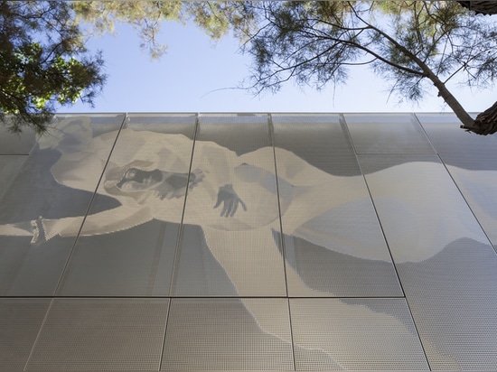 une image contrastée du façade vu d'une distance étroite