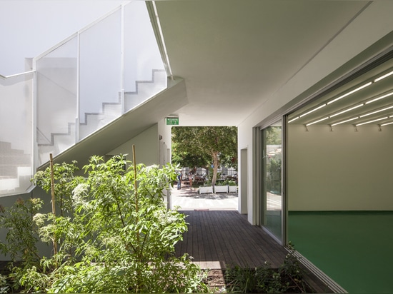 salle de classe en vue du patio intérieur