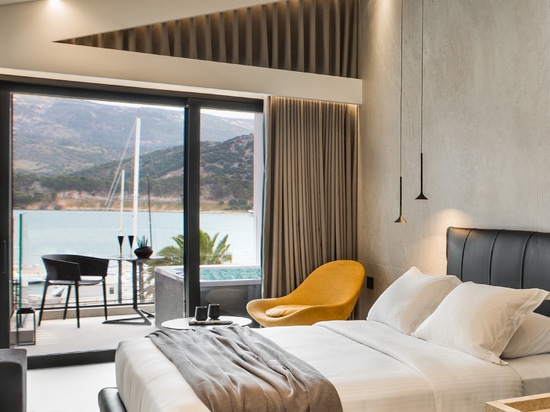 Raffinement, élégance et détente : le design de la salle de bain Ritmonio pour le Canale Hotel & Suites à Argostoli, Céphalonie.