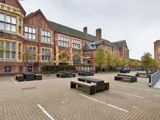 Tables et bancs en béton pour les écoles