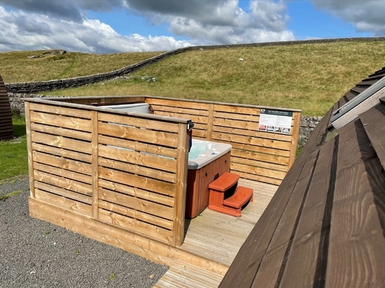 Capsules de glamping avec bain à remous | Étude de cas sur les terrasses antidérapantes