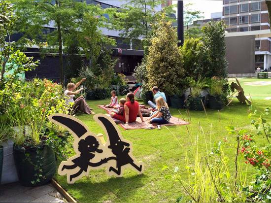 Le 1:1 de studio, sautent vers le haut le parc, Grotekerkplein, Rotterdam. © Stadspodium de photo