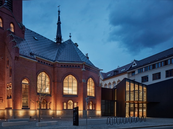 Atelier-r rafraîchit une église néo-gothique avec une extension noire angulaire