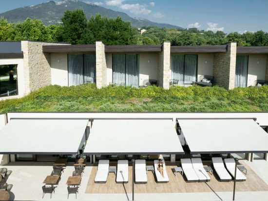 Avec QUBICA, KE crée une zone de bien-être au bord de la piscine dans un complexe de la région des Marches