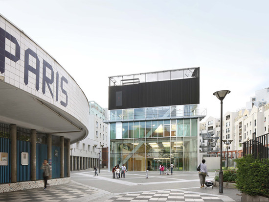 Bruther raine courber le centre social dans le voisinage serré de Paris