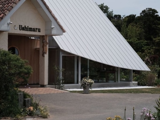 Un toit sculptural couronne l'agrandissement d'un restaurant dans la campagne de Chiba, au Japon