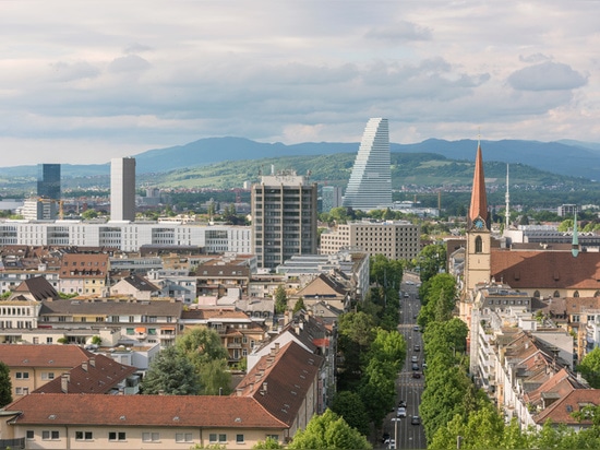 la tour est le premier signe évident du roche ? développement d'emplacement de s