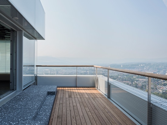 une terrasse extérieure fournit des vistas rapides à travers la ville