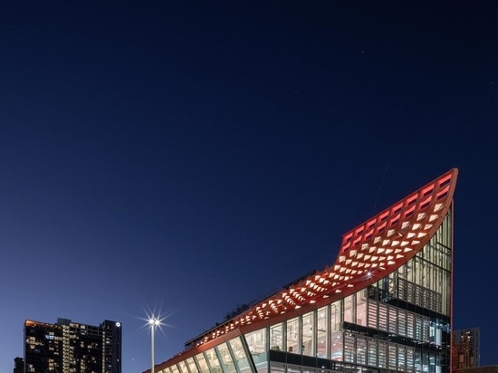 La toiture tessellée de Manuelle Gautrand recouvre le Phive Civic Center à Parramatta, Sydney