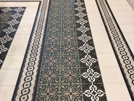 Les carreaux de ciment de bordure et d'angle sont fabriqués pour honorer la beauté générale des carreaux de ciment