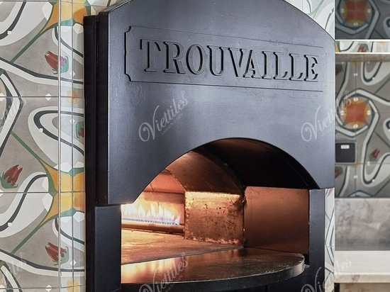 Les carreaux de ciment encaustique choisis par le restaurant sont orientés vers l'image de la nature