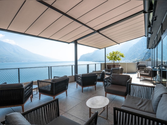 KE conçoit un espace protégé pour deux terrasses, avec vue sur un magnifique lac, à Limone sul Garda